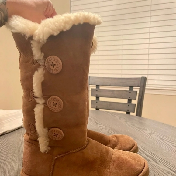 ❌SOLD❌UGG Bailey Suede Triple Button Chestnut Boots - Picture 2 of 6